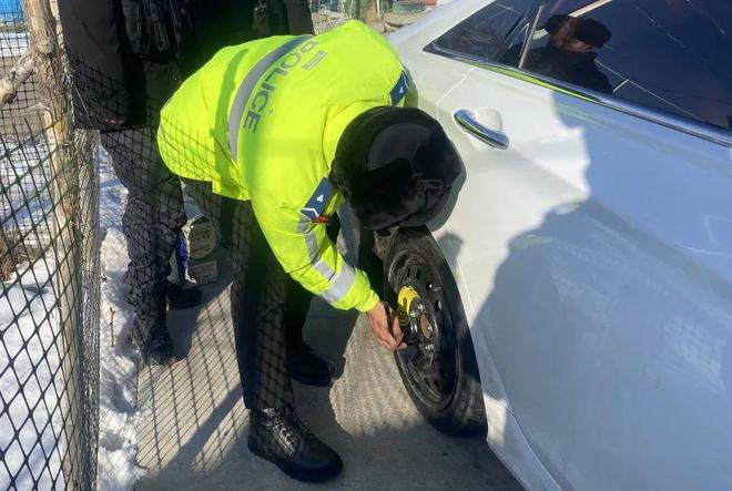 交警暖心援手助力车主换轮胎解难题