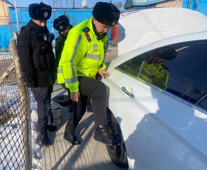 交警暖心援手助力车主换轮胎解难题(图2)