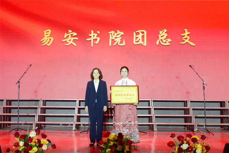 山东职业学院举行2025年五四表彰大会暨“五月的花海青春之歌”合唱节(图2)
