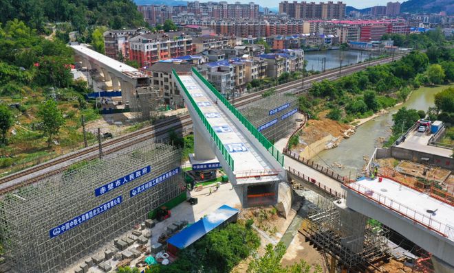 空中转体616°！3000吨渡槽横跨京广铁路(图1)