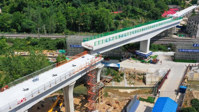 空中转体616°！3000吨渡槽横跨京广铁路(图3)