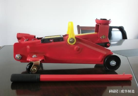 Ag真人网站：分析不同千斤顶在顶升汽车时的优缺点