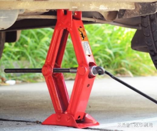 千斤顶该顶在车子底盘的什么位置