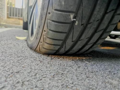 Ag真人网站：标配轮胎应急修补工具让新能源汽车出行更安心