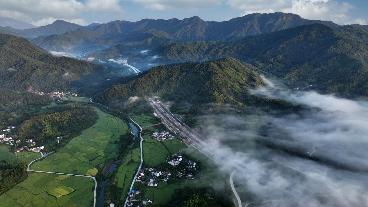 Ag真人网站：泾青高速计划6月通车启幕(图2)