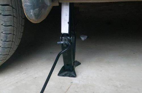 不同车型的千斤顶也会存在差异随车附赠的千斤顶要怎么使用(3)